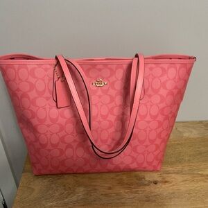 Coach City tote bag in pink.